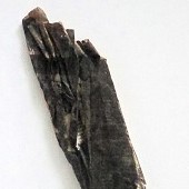 ohne titel, 2024, papierobjekt, 52 x 7 cm, copyright vg bildkunst + axel hptner